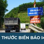 Kích thước và tiêu chuẩn của biển báo này cần phải tuân thủ chặt chẽ theo các quy định pháp luật hiện hành. Trong đó, biển báo i439 (biển báo tên cầu) là một trong những loại biển có vai trò thiết yếu, giúp chỉ dẫn người tham gia giao thông về hướng đi và địa điểm cần đến. Dưới đây là bài viết, Pháp lý xe sẽ gửi tới bạn đọc thông tin về Kích thước biển báo i439. Ảnh: Kích thước biển báo i439.jpg 1. Quy định pháp lý về Biển báo i439 Biển báo i439 (biển báo tên cầu) là một loại biển báo giao thông thuộc nhóm biển chỉ dẫn, được sử dụng để cung cấp thông tin về tên của cây cầu mà người tham gia giao thông sắp đi qua. Loại biển này có vai trò quan trọng trong việc xác định vị trí địa lý, hỗ trợ công tác điều hướng, cứu hộ, cũng như quản lý giao thông hiệu quả. Theo Quy chuẩn kỹ thuật quốc gia về báo hiệu đường bộ (QCVN 41:2019/BGTVT), biển báo i439 (biển báo tên cầu) được lắp đặt tại đầu cầu hoặc các vị trí phù hợp để người tham gia giao thông dễ nhận diện. Các quy định cụ thể bao gồm: Biển phải được thiết kế đúng kích thước, màu sắc, và kiểu chữ theo tiêu chuẩn kỹ thuật. Lắp đặt ở độ cao và vị trí không gây cản trở tầm nhìn hoặc ảnh hưởng đến an toàn giao thông. Để chỉ các thông tin về một cầu phải đặt biển số I.439 "Tên cầu". Biển số I.439 chỉ đặt khi chiều dài cầu lớn hơn 30m và các cầu có chiều dài nhỏ hơn hoặc bằng 30m nhưng có tên gắn với địa danh văn hóa, lịch sử. Không lắp đặt biển tên cầu đối với cầu có biểu tượng riêng và cầu trong khu vực đô thị (nội thành phố, nội thị xã). Để có thông tin phục vụ quản lý cầu, ngoài việc cắm biển số I.439 “Tên cầu”, trong mọi trường hợp cần gắn các thông tin bao gồm: tên cầu, lý trình làm tròn đến mét, tên hoặc số hiệu đường, tải trọng thiết kế, chiều dài cầu, năm xây dựng vào thành dầm biên của cầu (gần đường lên, xuống kiểm tra cầu). Biển "Tên cầu" được đặt ở hai đầu cầu cách đuôi mố 10m phía bên phải theo hướng đến. Trên biển "Tên cầu" ghi: Tên cầu, lý trình và tên đường. 2. Đặc điểm của biển báo i439 Biển báo tên cầu không chỉ giúp người đi đường biết được họ đang đi qua cây cầu nào mà còn hỗ trợ các cơ quan quản lý giao thông, cứu hộ, và ứng cứu khẩn cấp nhanh chóng xác định vị trí cụ thể trong trường hợp cần thiết. Vậy biển báo i439 có đặc điểm như thế nào? Ký hiệu: Biển báo tên cầu có mã ký hiệu là I.439 theo QCVN 41:2019/BGTVT, nhưng thường được thiết kế dưới dạng chữ và số rõ ràng. Nội dung: Tên cầu được ghi trên biển bằng tiếng Việt, có thể bổ sung thêm ký hiệu hoặc tên nước ngoài (nếu cầu có yếu tố quốc tế). Màu sắc: Nền biển thường có màu xanh lam, chữ màu trắng để đảm bảo độ tương phản cao và dễ đọc. Vật liệu: Được làm từ vật liệu phản quang hoặc sơn phản quang, giúp biển dễ nhận diện vào ban đêm hoặc trong điều kiện thời tiết xấu. >>>> Xem thêm về nội dung: Biển cấm tải trọng và tổng tải trọng tại Pháp lý xe để có thêm thông tin bổ ích nhé 3. Kích thước biển báo i439 Biển báo i439 (biển báo tên cầu) thuộc nhóm biển chỉ dẫn trong hệ thống giao thông đường bộ Việt Nam, và kích thước của biển báo được quy định dựa trên Quy chuẩn kỹ thuật quốc gia về báo hiệu đường bộ (QCVN 41:2019/BGTVT). Dưới đây là thông tin chi tiết về kích thước của biển báo tên cầu: Ảnh: Kích thước biển báo i439(2).jpg Nếu loại đường đô thị : Kích thước 45x90cm; Chiều cao chữ tên cầu là =2.4x5 = 12cm Nếu loại đường thông thường : Kích thước 67.5cm x 135cm; Chiều cao chữ tên cầu là =2.4x7.5 = 18cm Nếu đường đôi ngoài đô thị : Kích thước 90x180cm; Chiều cao chữ tên cầu là =2.4x7.5 = 24cm Ngoài ra, Để phục vụ công tác Quản lý cầu, thì ngoài thông tin tên cầu có thể bổ sung các thông tin khác như: Lý Trình làm tròn đến m Tên hoặc số hiệu đường Tải trọng thiết kế Chiều dài cầu Chiều rộng của cầu 4. Câu hỏi thường gặp Biển báo tên cầu tạm thời là gì? Biển báo tên cầu tạm thời là loại biển báo được sử dụng khi cầu đang trong quá trình thi công, sửa chữa hoặc khi cần cung cấp thông tin tạm thời về cây cầu. Loại biển này thường được lắp đặt trong thời gian ngắn và có thiết kế linh hoạt để dễ dàng di chuyển hoặc thay đổi vị trí. Những trường hợp có thể không cần biển báo i439? Cầu nhỏ, ít quan trọng: Những cây cầu nhỏ, ít được sử dụng, nằm trên đường nội bộ hoặc đường địa phương có lưu lượng xe thấp, có thể không bắt buộc phải có biển báo tên cầu. Tuy nhiên, tải trọng hoặc các thông tin an toàn cần thiết (nếu có) vẫn phải được ghi rõ ở khu vực lối vào cầu. Cầu tạm hoặc cầu phụ: Các cầu tạm trong công trình xây dựng hoặc phục vụ cho mục đích ngắn hạn thường không có biển tên cố định, nhưng vẫn cần các biển báo khác như: Hạn chế tốc độ, Hạn chế tải trọng, Cảnh báo nguy hiểm. Trên đây là những thông tin về Kích thước biển báo i349 (biển báo tên cầu) mà Pháp lý xe mang đến với mọi người, Hi vong qua bài sẽ mang lại những thông tin hữu ích đến với bạn đọc. Nếu bạn còn thắc mắc về Biển báo i349, hãy liên hệ ngay với chúng tôi để được hỗ trợ giải đáp nhanh nhất có thể.