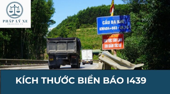 Kích thước và tiêu chuẩn của biển báo này cần phải tuân thủ chặt chẽ theo các quy định pháp luật hiện hành. Trong đó, biển báo i439 (biển báo tên cầu) là một trong những loại biển có vai trò thiết yếu, giúp chỉ dẫn người tham gia giao thông về hướng đi và địa điểm cần đến. Dưới đây là bài viết, Pháp lý xe sẽ gửi tới bạn đọc thông tin về Kích thước biển báo i439. Ảnh: Kích thước biển báo i439.jpg 1. Quy định pháp lý về Biển báo i439 Biển báo i439 (biển báo tên cầu) là một loại biển báo giao thông thuộc nhóm biển chỉ dẫn, được sử dụng để cung cấp thông tin về tên của cây cầu mà người tham gia giao thông sắp đi qua. Loại biển này có vai trò quan trọng trong việc xác định vị trí địa lý, hỗ trợ công tác điều hướng, cứu hộ, cũng như quản lý giao thông hiệu quả. Theo Quy chuẩn kỹ thuật quốc gia về báo hiệu đường bộ (QCVN 41:2019/BGTVT), biển báo i439 (biển báo tên cầu) được lắp đặt tại đầu cầu hoặc các vị trí phù hợp để người tham gia giao thông dễ nhận diện. Các quy định cụ thể bao gồm: Biển phải được thiết kế đúng kích thước, màu sắc, và kiểu chữ theo tiêu chuẩn kỹ thuật. Lắp đặt ở độ cao và vị trí không gây cản trở tầm nhìn hoặc ảnh hưởng đến an toàn giao thông. Để chỉ các thông tin về một cầu phải đặt biển số I.439 "Tên cầu". Biển số I.439 chỉ đặt khi chiều dài cầu lớn hơn 30m và các cầu có chiều dài nhỏ hơn hoặc bằng 30m nhưng có tên gắn với địa danh văn hóa, lịch sử. Không lắp đặt biển tên cầu đối với cầu có biểu tượng riêng và cầu trong khu vực đô thị (nội thành phố, nội thị xã). Để có thông tin phục vụ quản lý cầu, ngoài việc cắm biển số I.439 “Tên cầu”, trong mọi trường hợp cần gắn các thông tin bao gồm: tên cầu, lý trình làm tròn đến mét, tên hoặc số hiệu đường, tải trọng thiết kế, chiều dài cầu, năm xây dựng vào thành dầm biên của cầu (gần đường lên, xuống kiểm tra cầu). Biển "Tên cầu" được đặt ở hai đầu cầu cách đuôi mố 10m phía bên phải theo hướng đến. Trên biển "Tên cầu" ghi: Tên cầu, lý trình và tên đường. 2. Đặc điểm của biển báo i439 Biển báo tên cầu không chỉ giúp người đi đường biết được họ đang đi qua cây cầu nào mà còn hỗ trợ các cơ quan quản lý giao thông, cứu hộ, và ứng cứu khẩn cấp nhanh chóng xác định vị trí cụ thể trong trường hợp cần thiết. Vậy biển báo i439 có đặc điểm như thế nào? Ký hiệu: Biển báo tên cầu có mã ký hiệu là I.439 theo QCVN 41:2019/BGTVT, nhưng thường được thiết kế dưới dạng chữ và số rõ ràng. Nội dung: Tên cầu được ghi trên biển bằng tiếng Việt, có thể bổ sung thêm ký hiệu hoặc tên nước ngoài (nếu cầu có yếu tố quốc tế). Màu sắc: Nền biển thường có màu xanh lam, chữ màu trắng để đảm bảo độ tương phản cao và dễ đọc. Vật liệu: Được làm từ vật liệu phản quang hoặc sơn phản quang, giúp biển dễ nhận diện vào ban đêm hoặc trong điều kiện thời tiết xấu. >>>> Xem thêm về nội dung: Biển cấm tải trọng và tổng tải trọng tại Pháp lý xe để có thêm thông tin bổ ích nhé 3. Kích thước biển báo i439 Biển báo i439 (biển báo tên cầu) thuộc nhóm biển chỉ dẫn trong hệ thống giao thông đường bộ Việt Nam, và kích thước của biển báo được quy định dựa trên Quy chuẩn kỹ thuật quốc gia về báo hiệu đường bộ (QCVN 41:2019/BGTVT). Dưới đây là thông tin chi tiết về kích thước của biển báo tên cầu: Ảnh: Kích thước biển báo i439(2).jpg Nếu loại đường đô thị : Kích thước 45x90cm; Chiều cao chữ tên cầu là =2.4x5 = 12cm Nếu loại đường thông thường : Kích thước 67.5cm x 135cm; Chiều cao chữ tên cầu là =2.4x7.5 = 18cm Nếu đường đôi ngoài đô thị : Kích thước 90x180cm; Chiều cao chữ tên cầu là =2.4x7.5 = 24cm Ngoài ra, Để phục vụ công tác Quản lý cầu, thì ngoài thông tin tên cầu có thể bổ sung các thông tin khác như: Lý Trình làm tròn đến m Tên hoặc số hiệu đường Tải trọng thiết kế Chiều dài cầu Chiều rộng của cầu 4. Câu hỏi thường gặp Biển báo tên cầu tạm thời là gì? Biển báo tên cầu tạm thời là loại biển báo được sử dụng khi cầu đang trong quá trình thi công, sửa chữa hoặc khi cần cung cấp thông tin tạm thời về cây cầu. Loại biển này thường được lắp đặt trong thời gian ngắn và có thiết kế linh hoạt để dễ dàng di chuyển hoặc thay đổi vị trí. Những trường hợp có thể không cần biển báo i439? Cầu nhỏ, ít quan trọng: Những cây cầu nhỏ, ít được sử dụng, nằm trên đường nội bộ hoặc đường địa phương có lưu lượng xe thấp, có thể không bắt buộc phải có biển báo tên cầu. Tuy nhiên, tải trọng hoặc các thông tin an toàn cần thiết (nếu có) vẫn phải được ghi rõ ở khu vực lối vào cầu. Cầu tạm hoặc cầu phụ: Các cầu tạm trong công trình xây dựng hoặc phục vụ cho mục đích ngắn hạn thường không có biển tên cố định, nhưng vẫn cần các biển báo khác như: Hạn chế tốc độ, Hạn chế tải trọng, Cảnh báo nguy hiểm. Trên đây là những thông tin về Kích thước biển báo i349 (biển báo tên cầu) mà Pháp lý xe mang đến với mọi người, Hi vong qua bài sẽ mang lại những thông tin hữu ích đến với bạn đọc. Nếu bạn còn thắc mắc về Biển báo i349, hãy liên hệ ngay với chúng tôi để được hỗ trợ giải đáp nhanh nhất có thể.