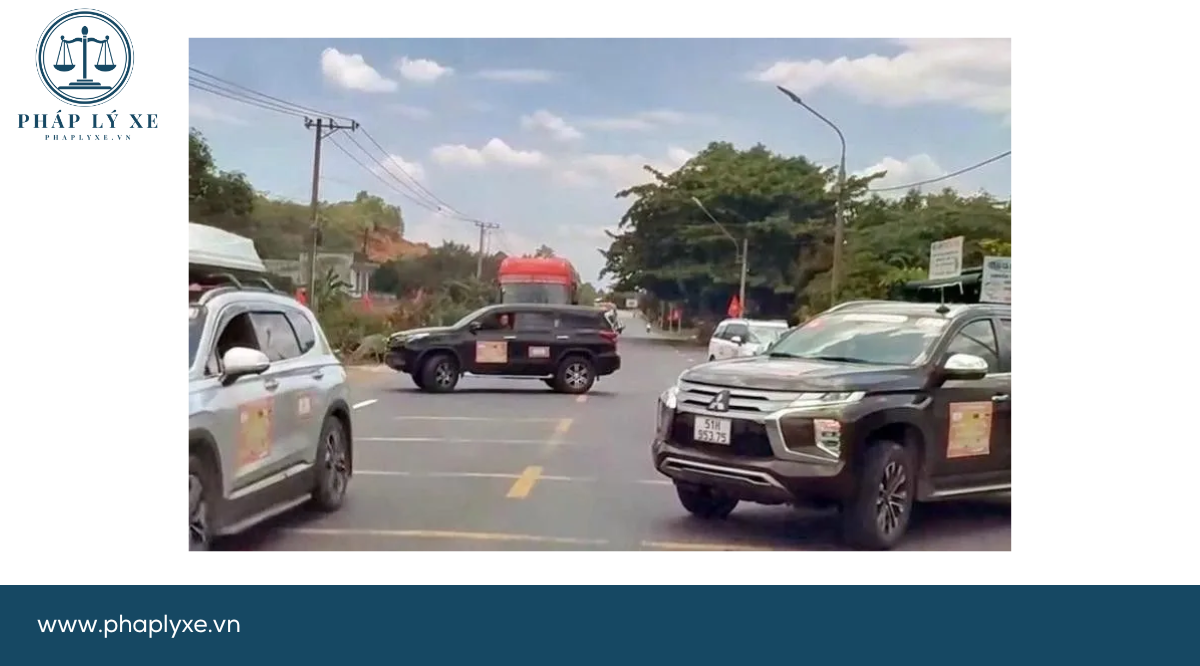 2 chiếc xe ngang nhiên đậu so le trên cả 2 chiều, chặn đường để đoàn xe doanh nhân băng qua Quốc lộ 20