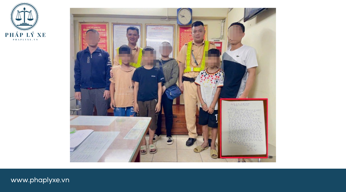 Ba cháu bé được người thân đến đón về.