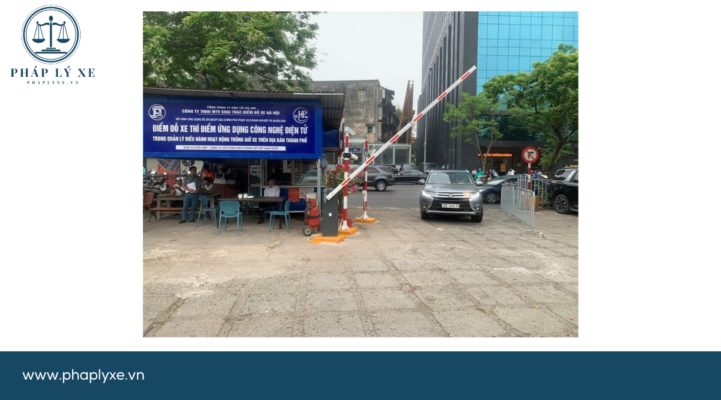 Bãi đỗ xe trên đường Trần Quang Khải triển khai thí điểm, các phương tiện ra, vào thanh toán tự động.
