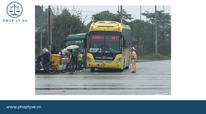 CSGT kiểm tra chiếc xe khách vi phạm