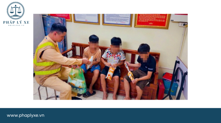 Cán bộ CSGT giúp đỡ đưa các cháu về trụ sở.