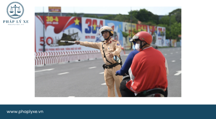 Cán bộ thuộc Đội CSGT Tân Sơn Nhất hướng dẫn người dân quay đầu (Ảnh Hoàng Hướng).