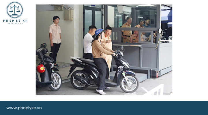 Cảnh sát giao thông và nhân viên trung tâm hướng dẫn học viên thi thực hành xe máy - Ảnh MINH HÒA