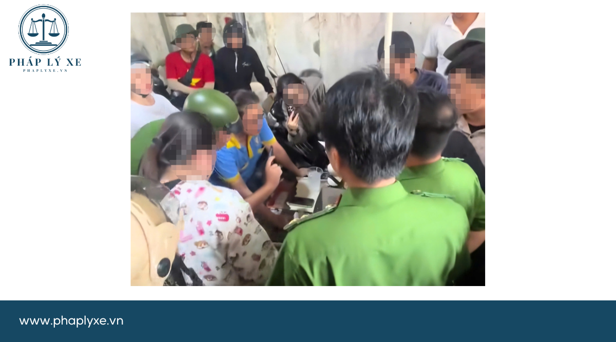 Công an có mặt tại khu vực bãi giữ xe, thời điểm trên có nhiều người dân xung quanh - Ảnh cắt từ clip chia sẻ trên mạng xã hội