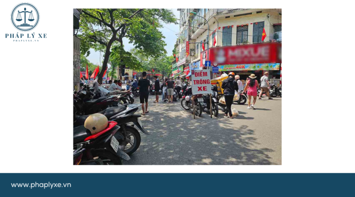 Điểm trông giữ phương tiện thu phí 20.000 đồngxe máy tại nút giao phố Lương Văn Can - ngõ Hàng Hành.