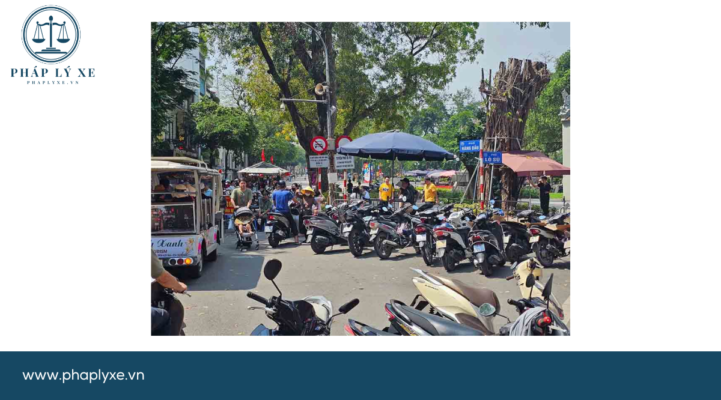 Điểm trông giữ phương tiện thu phí 20.000 đồngxe tại nút giao phố Hàng Dầu - Lò Sũ, sáng 2.5