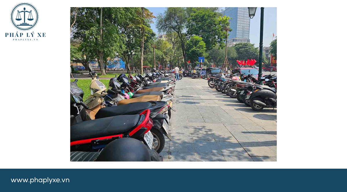 Điểm trông giữ xe trên vỉa hè phố Ngô Quyền (đoạn nút giao với phố Lê Thạnh, quận Hoàn Kiếm, Hà Nội).