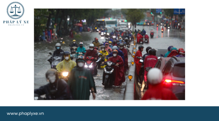 Hàng loạt phương tiện lưu thông qua đoạn ngập nước bị chết máy phải dẫn bộ (Ảnh Bảo Quyên).