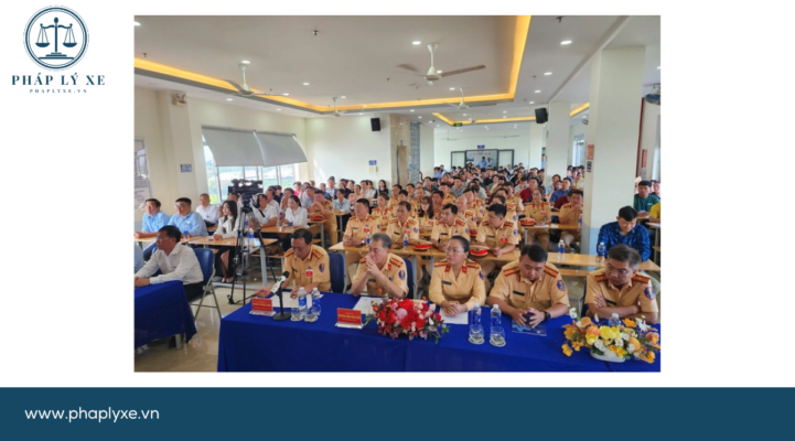 Hàng trăm thí sinh có mặt ở điểm sát hạch từ rất sớm để tham dự lễ khai mạc và làm thủ tục dự thi. Lực lượng cảnh sát giao thông túc trực, hướng dẫn người dân - Ảnh MINH HÒA