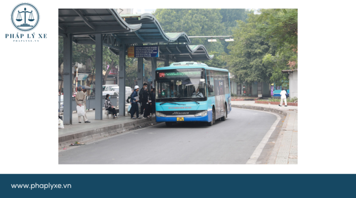 Hành khách sử dụng dịch vụ xe buýt tại Trạm trung chuyển Long Biên (quận Ba Đình). Ảnh Quang Thái