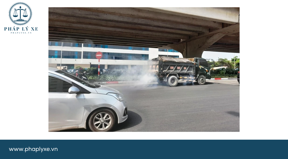 Khói thải từ phương tiện giao thông. (Ảnh Hùng VõVietnam+)