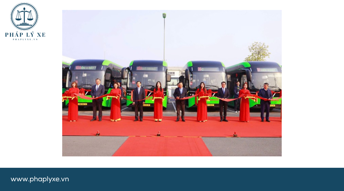 Lãnh đạo UBND Thành phố Hà Nội và các Sở, Ban ngành cắt băng, khai trương tuyến buýt điện dịp đầu năm 2025