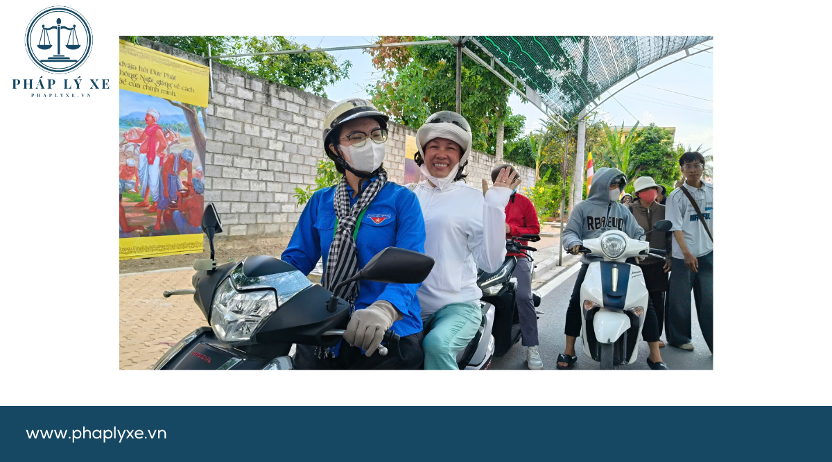 Lực lượng tình nguyện viên hỗ trợ người dân đến chiêm bái xá lợi Phật