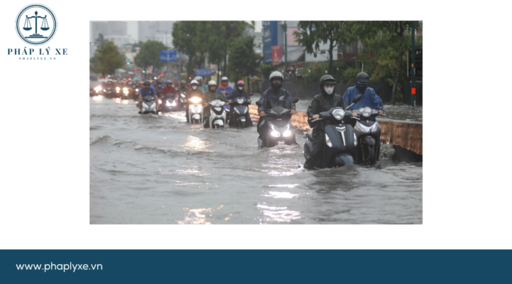 Mưa lớn còn gây ngập trên đường Phạm Văn Đồng, đoạn qua TP Thủ Đức (Ảnh Bảo Quyên).