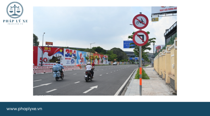 Nhiều người chạy lố vào đường cấm xe máy trước lối vào nhà ga T3 (Ảnh Hoàng Hướng).