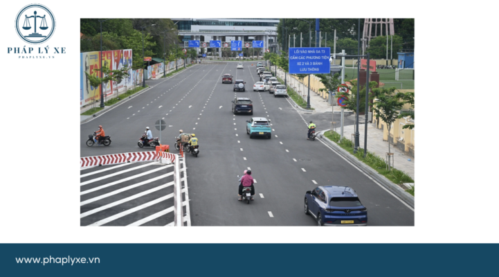 Nhiều người rẽ trái sai quy định dưới chân cầu vượt trên đường 18E (Ảnh Hoàng Hướng).