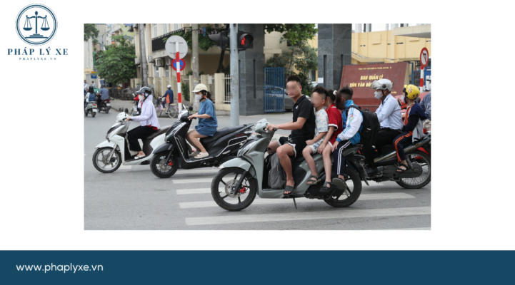 Nhiều phụ huynh vi phạm luật khi chở con đến trường. Ảnh Đình Hiếu