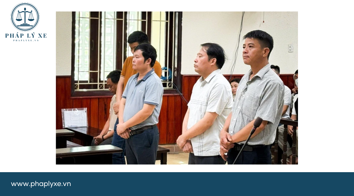 Nhóm đăng kiểm viên Trung tâm Đăng kiểm xe cơ giới 77-04D tại phiên tòa - Ảnh H.Đ.