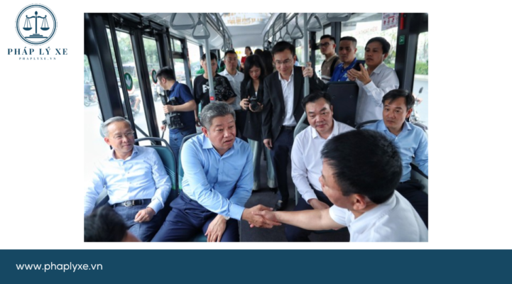 Phó Chủ tịch UBND Thành phố Hà Nội Nguyễn Mạnh Quyền cùng đại diện Sở - Ngành, khách mời trải nghiệm xe buýt điện tuyến số 34 trong ngày khai trương