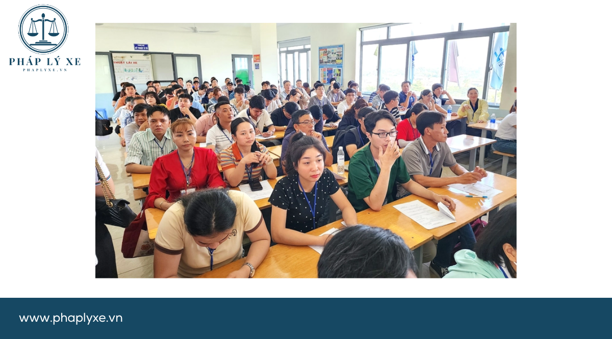 Sáng 14-5, khoảng 200 học viên tham gia kỳ thi sát hạch ô tô đầu tiên do PC08 Công an TP.HCM tổ chức tại Trung tâm sát hạch lái xe Hóc Môn - Ảnh MINH HÒA