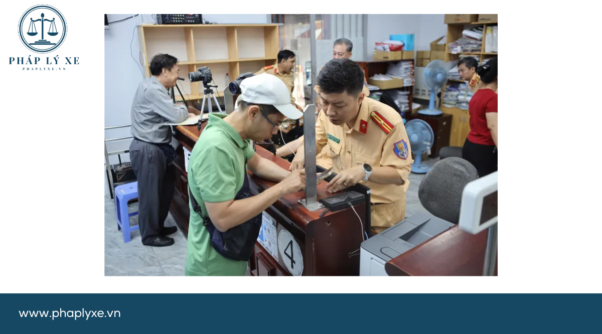Sang tên xe qua ứng dụng VNeID giúp người dân tiết kiệm thời gian, chi phí… Ảnh NGUYỆT NHI