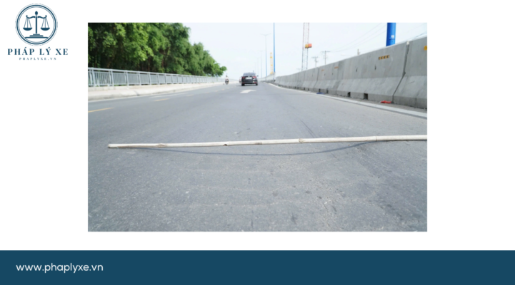 Vị trí hằn lún trên đường dẫn lên cầu Tăng Long (Ảnh Xuân Đoàn).