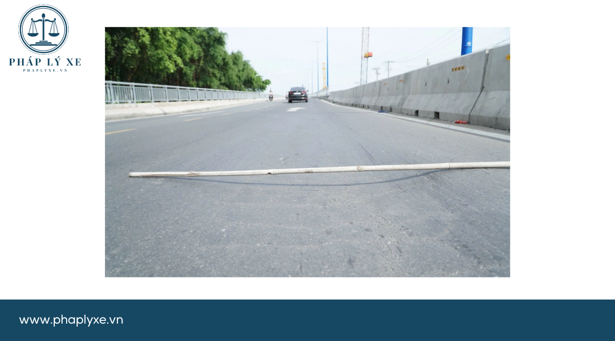 Vị trí hằn lún trên đường dẫn lên cầu Tăng Long (Ảnh Xuân Đoàn).