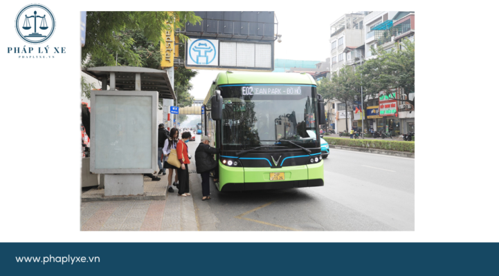 Xe buýt điện đón khách tại điểm dừng, đỗ trên đường Nguyễn Văn Cừ (quận Long Biên). Ảnh Nguyễn Quang