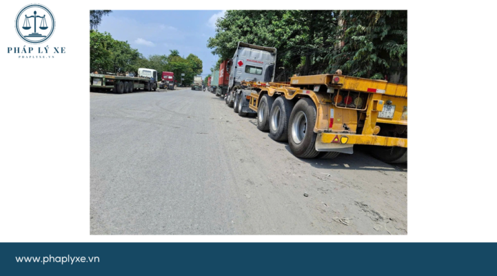 Xe tải, container đậu hàng dài trên đường Bến Nghé, P.Tân Thuận Đông, Q.7, TP.HCM cản trở giao thông.